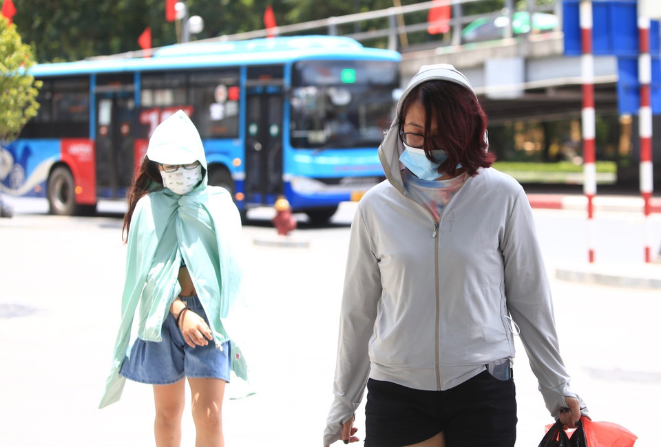 Thời tiết nắng nóng khiến người dân ra đường có cảm giác khó chịu, phải trang bị áo mũ chống nắng kín mít như ninja để tránh nắng. (Ảnh: Hoàng Hiếu/TTXVN)