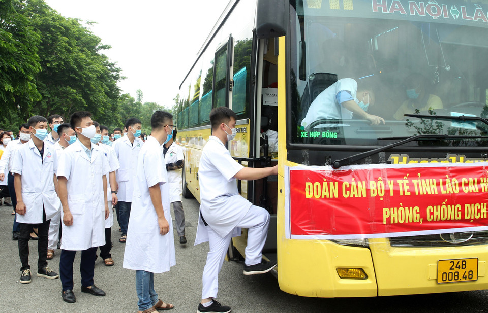 Đoàn công tác lên đường làm nhiệm vụ tại tỉnh Bắc Giang. (Ảnh: Quốc Khánh/TTXVN)