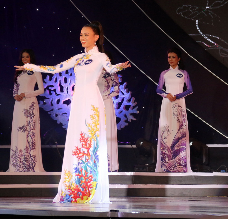 Các thí sinh với phần thi áo dài tại đêm chung kết cuộc thi Hoa hậu biển Việt Nam toàn cầu năm 2018. (Ảnh: Lê Sen/TTXVN)
