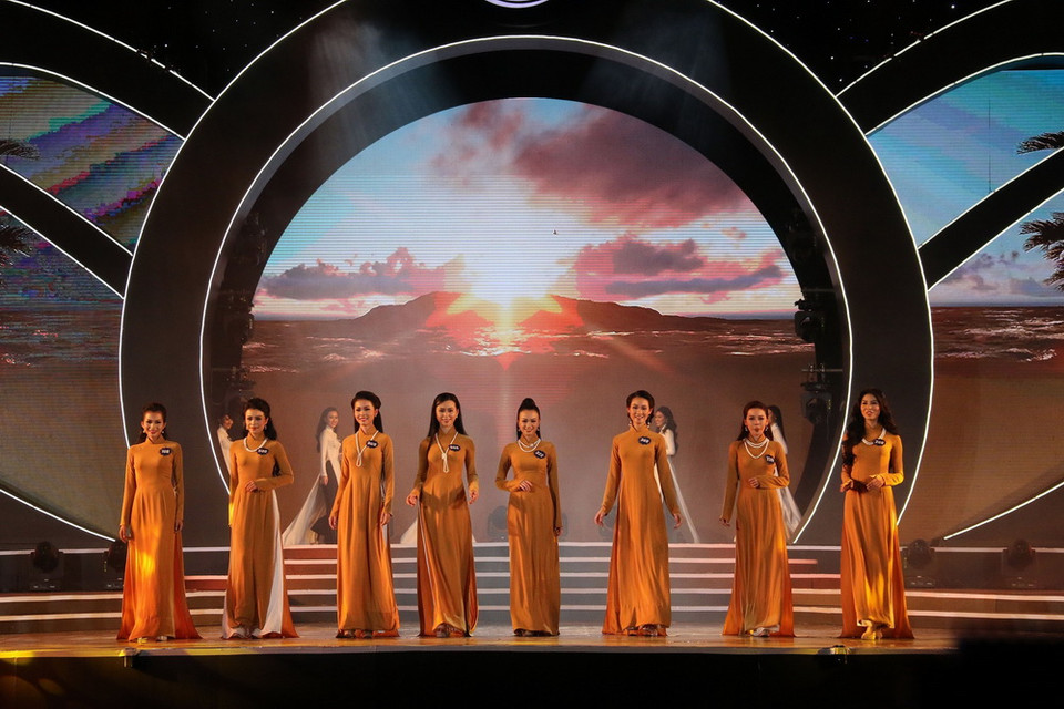 Các thí sinh với phần thi áo dài tại đêm chung kết cuộc thi Hoa hậu biển Việt Nam toàn cầu năm 2018. (Ảnh: Lê Sen/TTXVN)