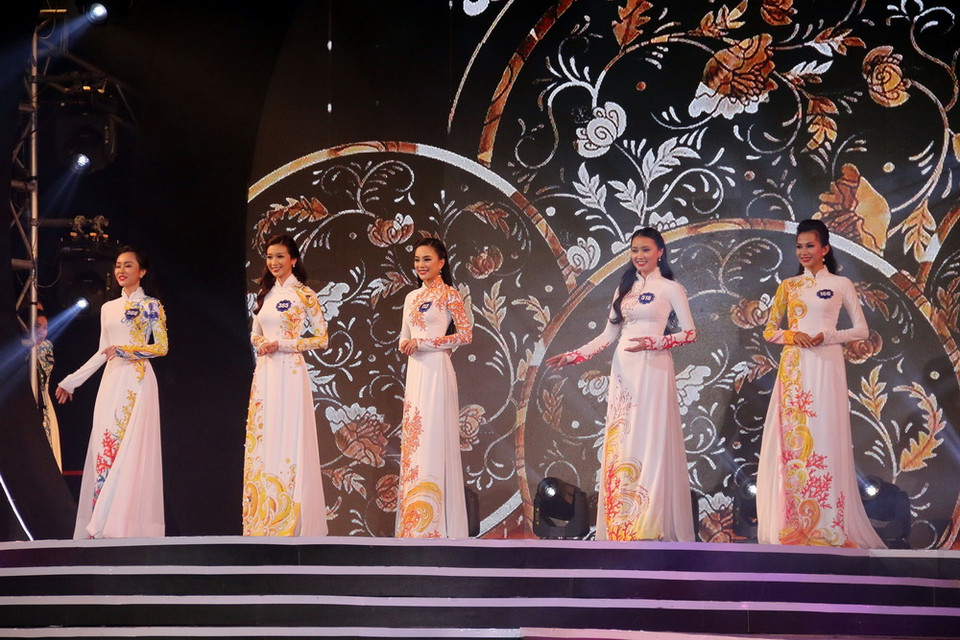 Các thí sinh với phần thi áo dài tại đêm chung kết cuộc thi Hoa hậu biển Việt Nam toàn cầu năm 2018. (Ảnh: Lê Sen/TTXVN)