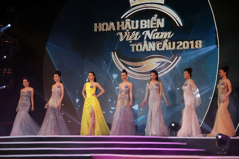 Các thí sinh với phần thi trang phục dạ hội tại đêm chung kết cuộc thi Hoa hậu biển Việt Nam toàn cầu năm 2018. (Ảnh: Lê Sen/TTXVN)