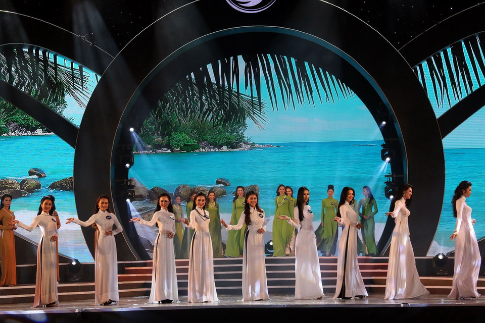Các thí sinh với phần thi áo dài tại đêm chung kết cuộc thi Hoa hậu biển Việt Nam toàn cầu năm 2018. (Ảnh: Lê Sen/TTXVN)