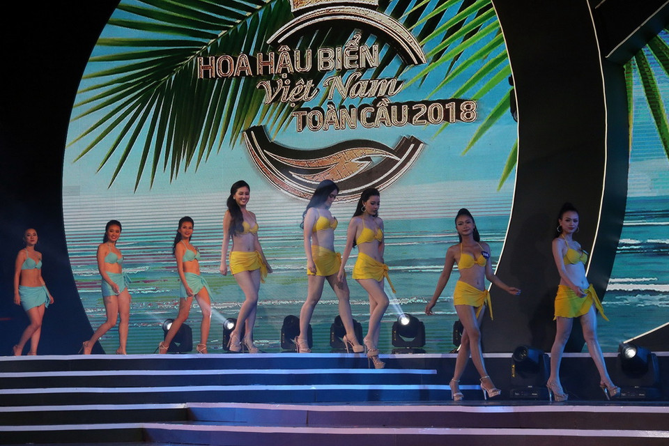 Các thí sinh với phần thi trang phục áo tắm tại đêm chung kết cuộc thi Hoa hậu biển Việt Nam toàn cầu năm 2018. (Ảnh: Lê Sen/TTXVN)