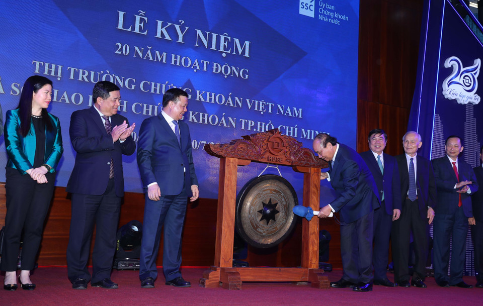 Thủ tướng Nguyễn Xuân Phúc thực hiện nghi thức đánh cồng khai trương phiên giao dịch chứng khoán.(Ảnh: Thống Nhất/TTXVN)