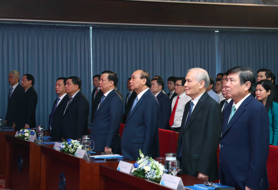 Thủ tướng Nguyễn Xuân Phúc và các đại biểu thực hiện nghi thức chào cờ. (Ảnh: Thống Nhất/TTXVN)