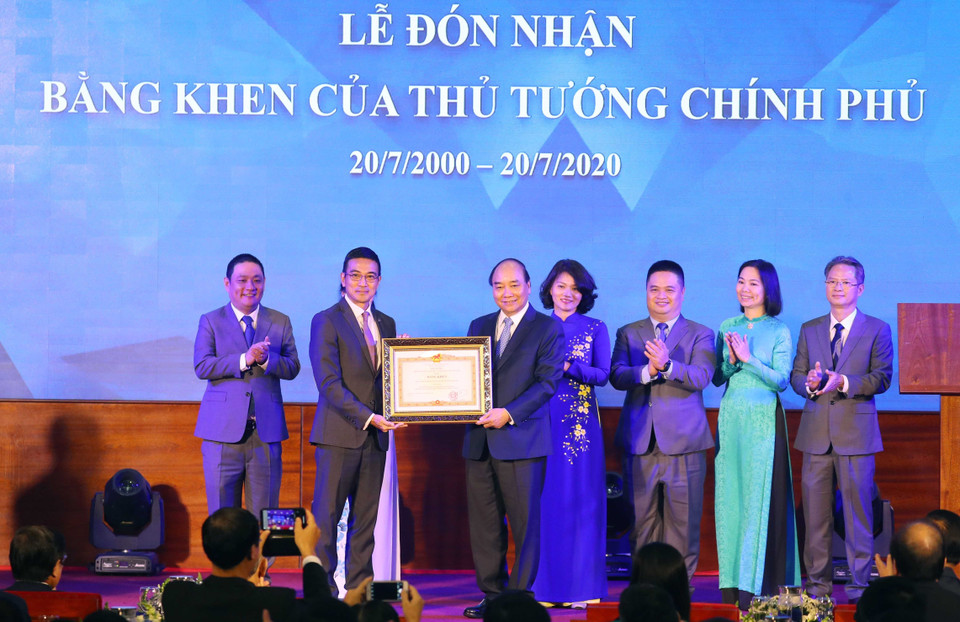 Thủ tướng Nguyễn Xuân Phúc tặng Bằng khen của Thủ tướng Chính phủ cho Sở Giao dịch chứng khoán Thành phố Hồ Chí Minh. (Ảnh: Thống Nhất/TTXVN)