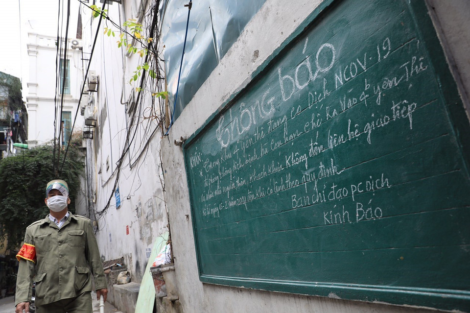 Bảng thông báo tình hình nơi ở của bệnh nhân 2234. (Ảnh: Minh Đức/TTXVN)