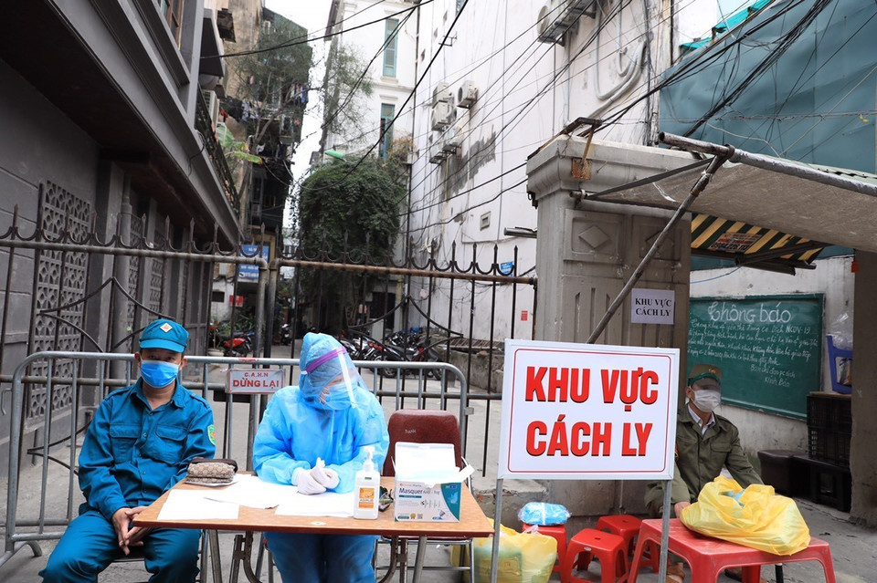 Lực lượng chức năng tiến hành phong tỏa nơi ở của bệnh nhân 2234. (Ảnh: Minh Đức/TTXVN)