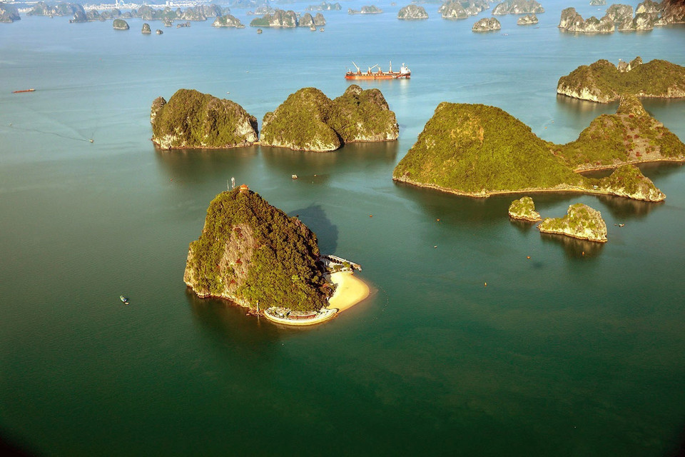 Đảo Titov sở hữu bãi cát trắng tinh, hình vành trăng lưỡi liềm, ôm lấy chân đảo, chung quanh nước biển trong xanh bao bọc làm đảo càng thêm nổi bật trên biển. (Ảnh: Phạm Hậu/TTXVN)