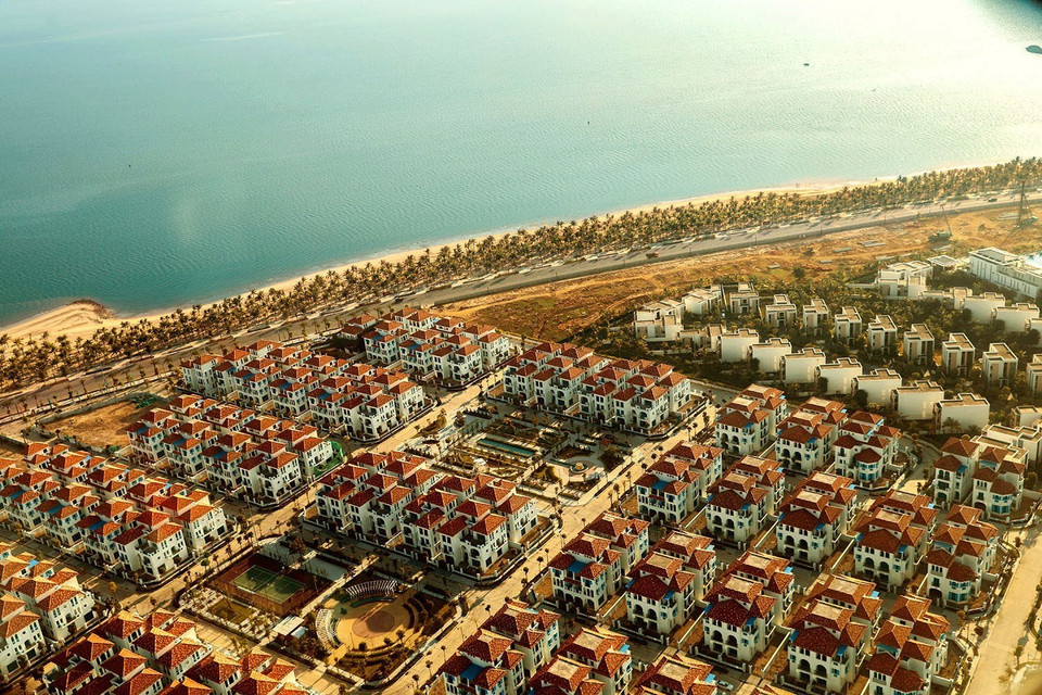 Những khu resort bên bờ vịnh Hạ Long trong nắng chiều vàng óng. (Ảnh: Phạm Hậu/TTXVN)