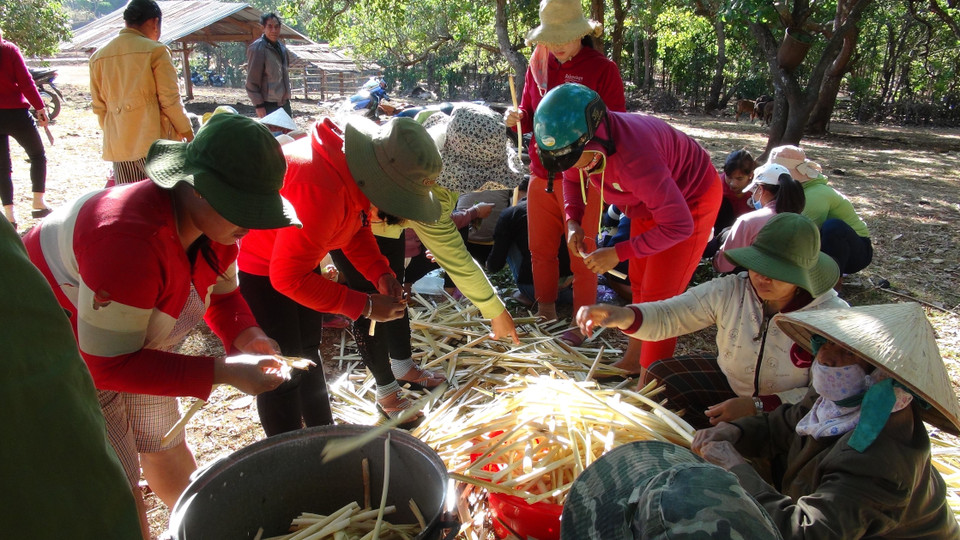 Món ăn nấu bằng ống tre, nứa, lồ ô hay gọi là Canh thụt. (Ảnh: K GỬIH/TTXVN)