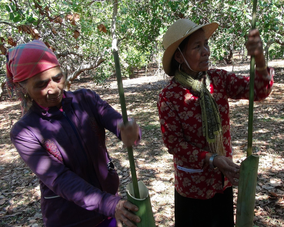 Người dân Bù Gia Mập chế biến món canh thụt trong ngày giáp Tết Canh tý 2020. (Ảnh: K GỬIH/TTXVN)