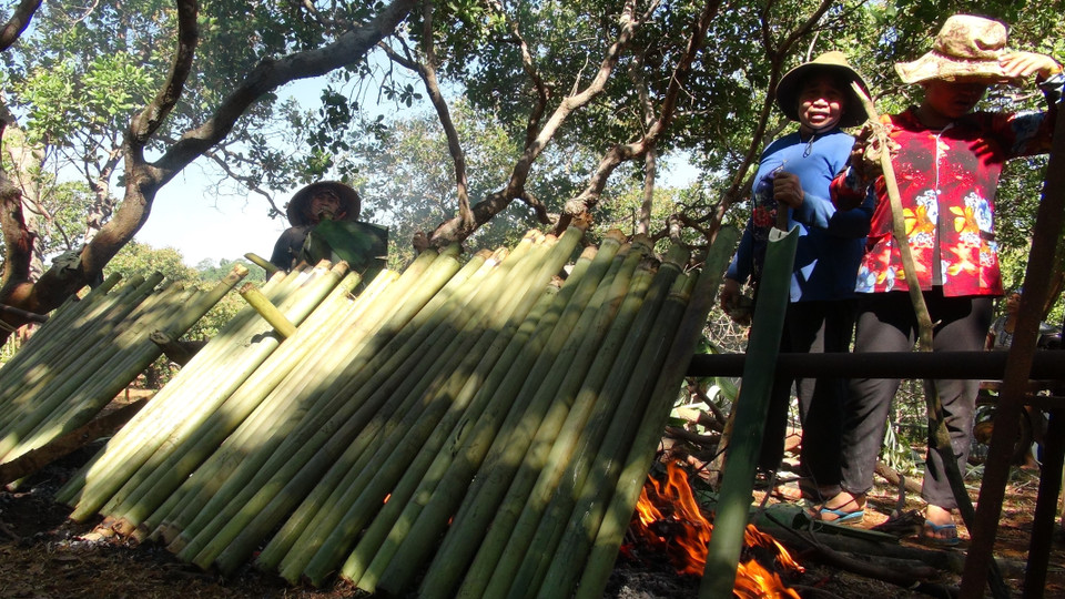 Người dân Bù Gia Mập chế biến món canh thụt trong ngày giáp Tết Canh Tý 2020. (Ảnh: K GỬIH/TTXVN)