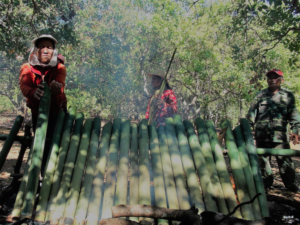 Canh thụt dùng nguyên liệu chế biến gồm có thịt heo có mỡ hoặc cá, lòng gà cùng rau nhíp non, đọt mây, các loại cà, mướp non, măng rừng… tùy theo sở thích dùng các nguyên liệu khác nhau. (Ảnh: K GỬIH/TTXVN)