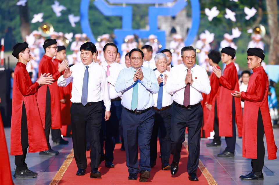 Thủ tướng Phạm Minh Chính và các đại biểu dự "Ngày hội Văn hóa vì Hòa bình". (Ảnh: Dương Giang/TTXVN)