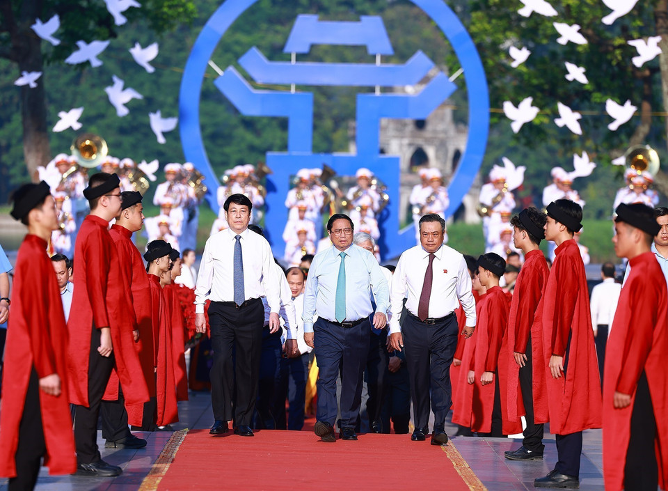 Thủ tướng Phạm Minh Chính và các đại biểu dự "Ngày hội Văn hóa vì Hòa bình".(Ảnh: Dương Giang/TTXVN)