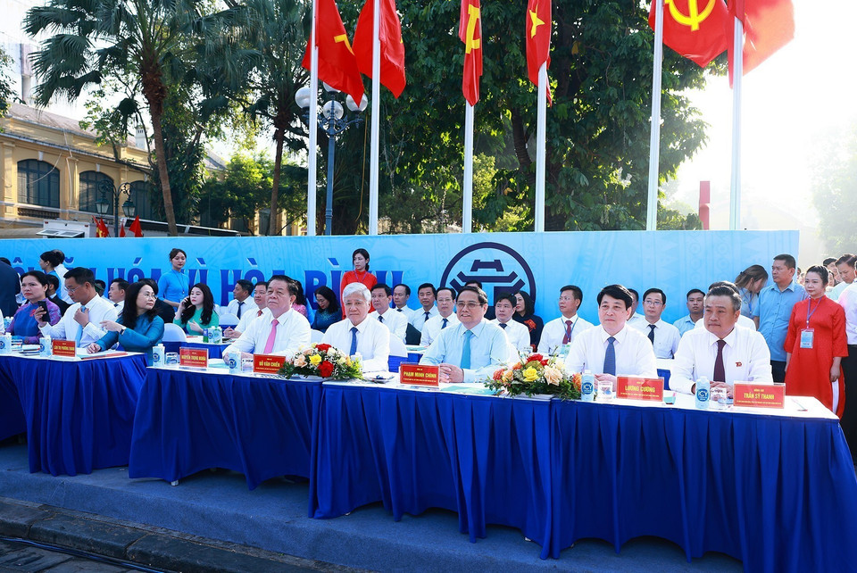Thủ tướng Phạm Minh Chính, Thường trực Ban Bí thư Lương Cường và các đại biểu dự "Ngày hội Văn hóa vì Hòa bình". (Ảnh: Dương Giang/TTXVN)