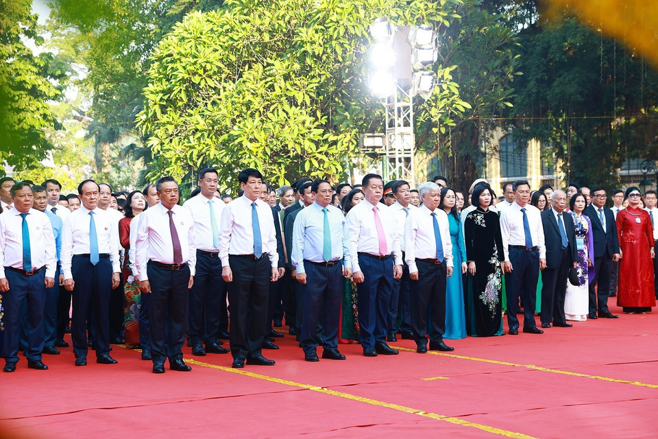 Thủ tướng Phạm Minh Chính, Thường trực Ban Bí thư Lương Cường và các đại biểu dâng hương tại Tượng đài vua Lý Thái Tổ. (Ảnh: Dương Giang/TTXVN)