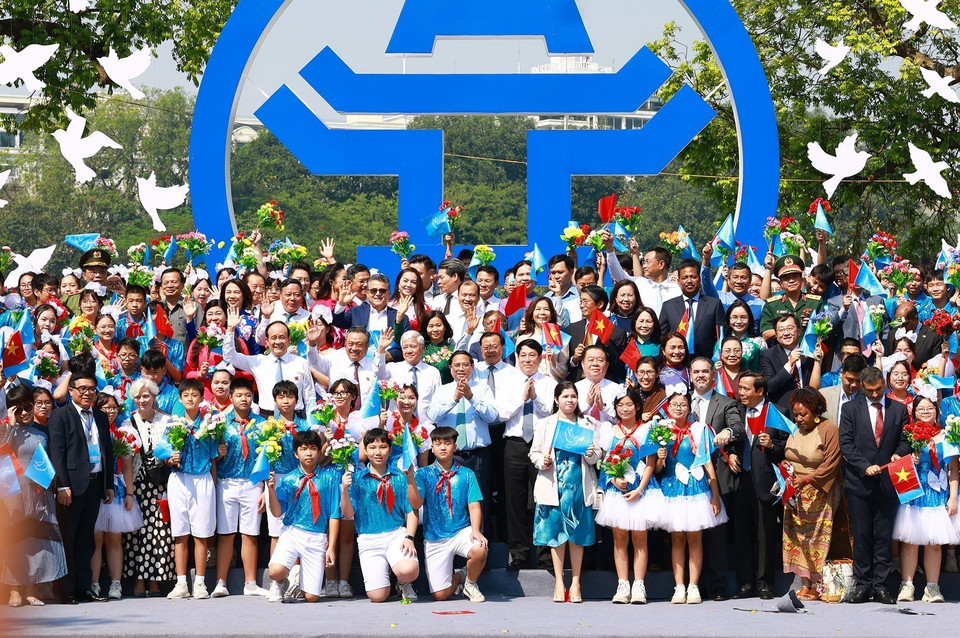 Thủ tướng Phạm Minh Chính với các đại biểu và đông đảo nhân dân tham dự "Ngày hội Văn hóa vì Hòa bình". (Ảnh: Dương Giang/TTXVN)