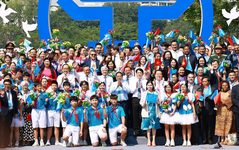 Thủ tướng Phạm Minh Chính với các đại biểu và đông đảo nhân dân tham dự "Ngày hội Văn hóa vì Hòa bình". (Ảnh: Dương Giang/TTXVN)