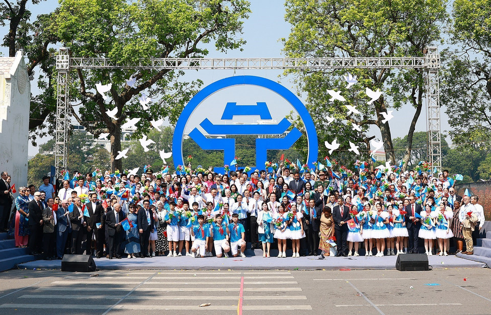 Thủ tướng Phạm Minh Chính với các đại biểu và đông đảo nhân dân tham dự "Ngày hội Văn hóa vì Hòa bình". (Ảnh: Dương Giang/TTXVN)