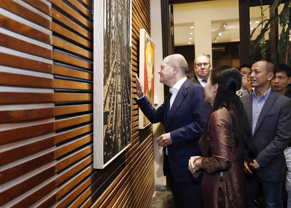 Thủ tướng Đức Olaf Scholz tham quan phòng tranh tại số 41 Hàng Gai (Hà Nội). (Ảnh: An Đăng/TTXVN)
