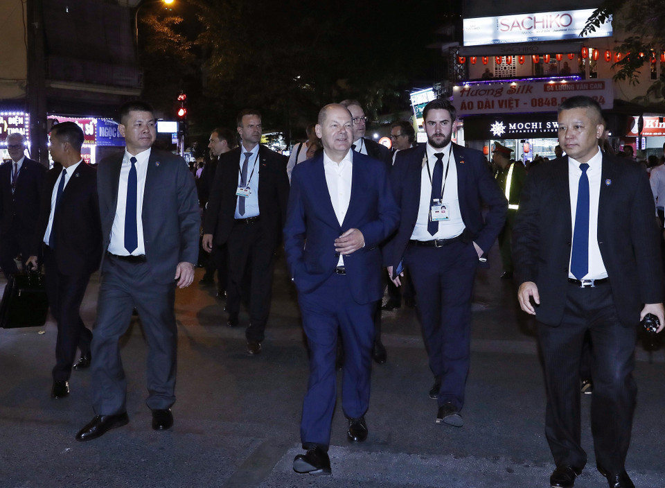 Thủ tướng Đức Olaf Scholz đi bộ tại khu vực hồ Hoàn Kiếm.(Ảnh: An Đăng/TTXVN)