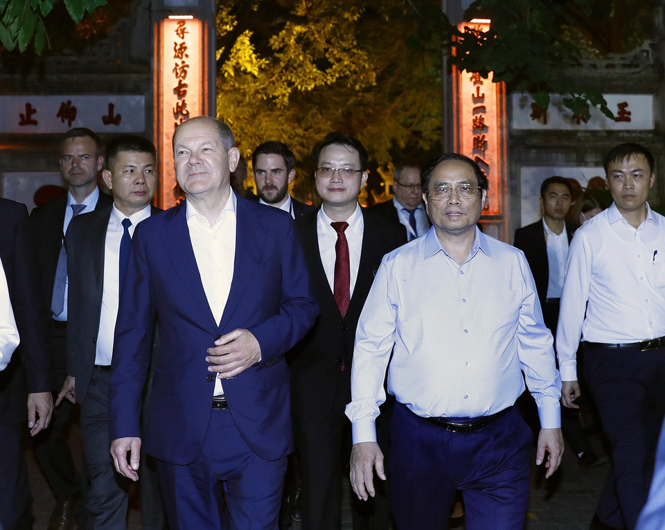Thủ tướng Phạm Minh Chính và Thủ tướng Đức Olaf Scholz đi bộ bên hồ Hoàn Kiếm. (Ảnh: An Đăng/TTXVN)