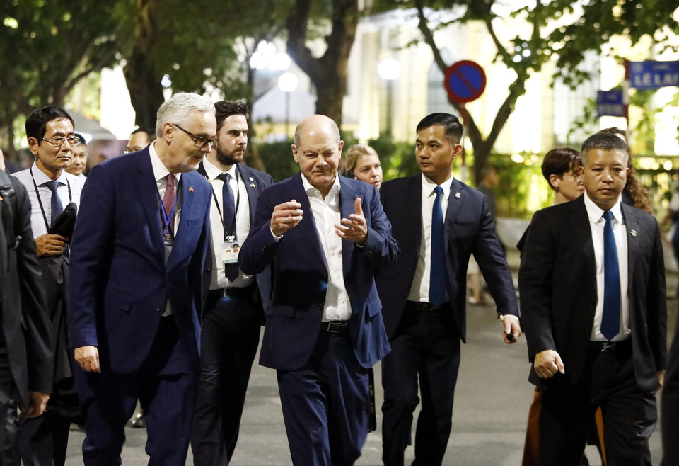 Thủ tướng Đức Olaf Scholz đi bộ tại khu vực hồ Hoàn Kiếm.(Ảnh: An Đăng/TTXVN)