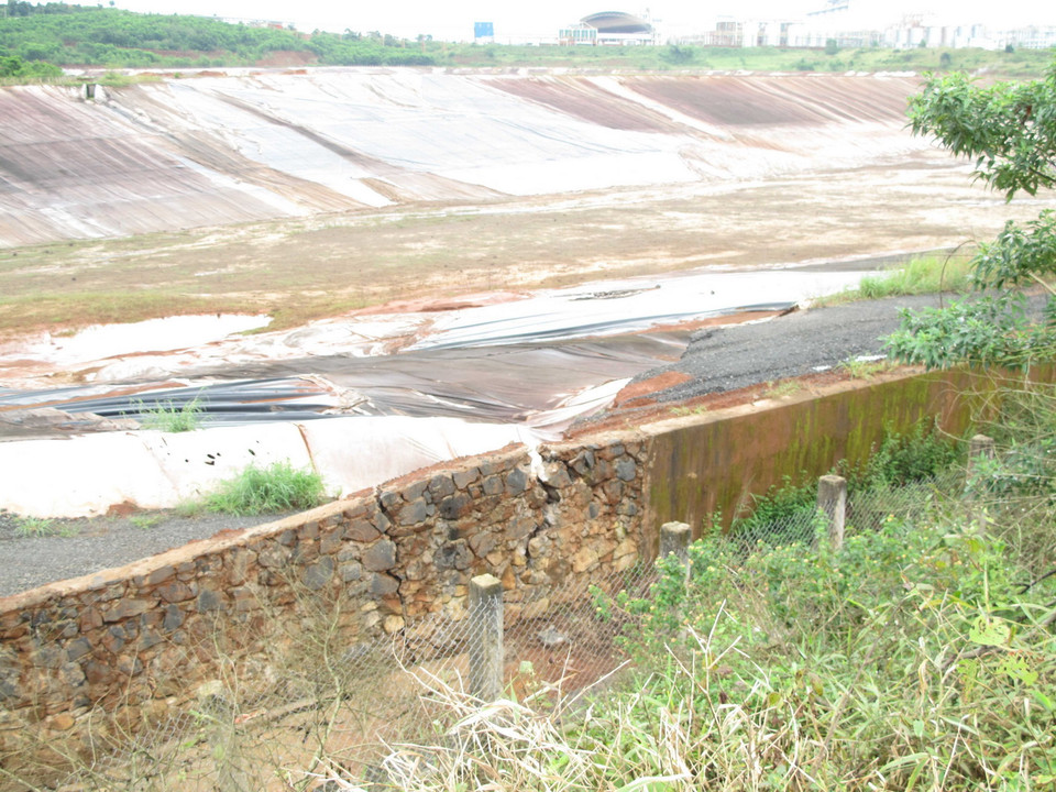 Một số vị trí mương thoát ngước ngoại vi và bờ đập hồ bùn đỏ số 2 gần rẫy người dân bị sụt trượt. (Ảnh: TTXVN phát)