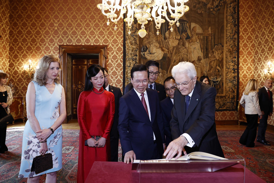 Tổng thống Italy Sergio Mattarella tặng Chủ tịch nước Võ Văn Thưởng và Phu nhân bộ ảnh chuyến thăm. (Ảnh: Thống Nhất/TTXVN)