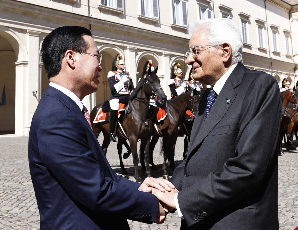 Tổng thống Italy Sergio Mattarella tiễn Chủ tịch nước Võ Văn Thưởng. (Ảnh: Thống Nhất/TTXVN)