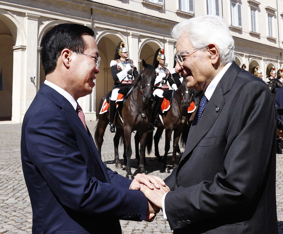 Tổng thống Italy Sergio Mattarella tiễn Chủ tịch nước Võ Văn Thưởng. (Ảnh: Thống Nhất/TTXVN)