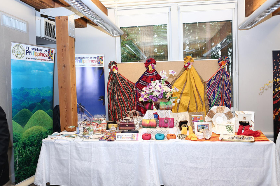 Gian hàng trưng bày của Thái Lan, Philippines, Indonesia và Malaysia cũng mang nhiều nét đặc trưng riêng. (Ảnh: PV/Vietnam+)