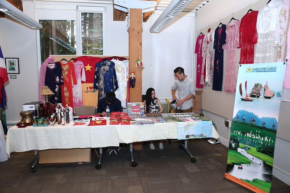 Gian hàng Việt Nam được trang trí nổi bật với hình ảnh cờ đỏ sao vàng, trống đồng, những tà áo dài duyên dáng, áo the khăn xếp và tượng các cô gái dân tộc. (Ảnh: PV/Vietnam+)