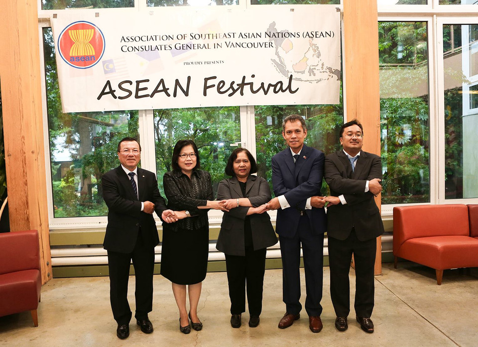 Lễ hội ASEAN năm nay diễn ra nhân kỷ niệm 150 năm thành lập Canada, 50 năm thành lập ASEAN và 40 năm quan hệ 'Đối tác đối thoại' ASEAN-Canada. Trong ảnh, Tổng lãnh sự 5 nước ASEAN tại Vancouver chụp ảnh lưu niệm với kiểu bắt tay biểu tượng cho tinh thần đoàn kết. (Ảnh: PV/Vietnam+)