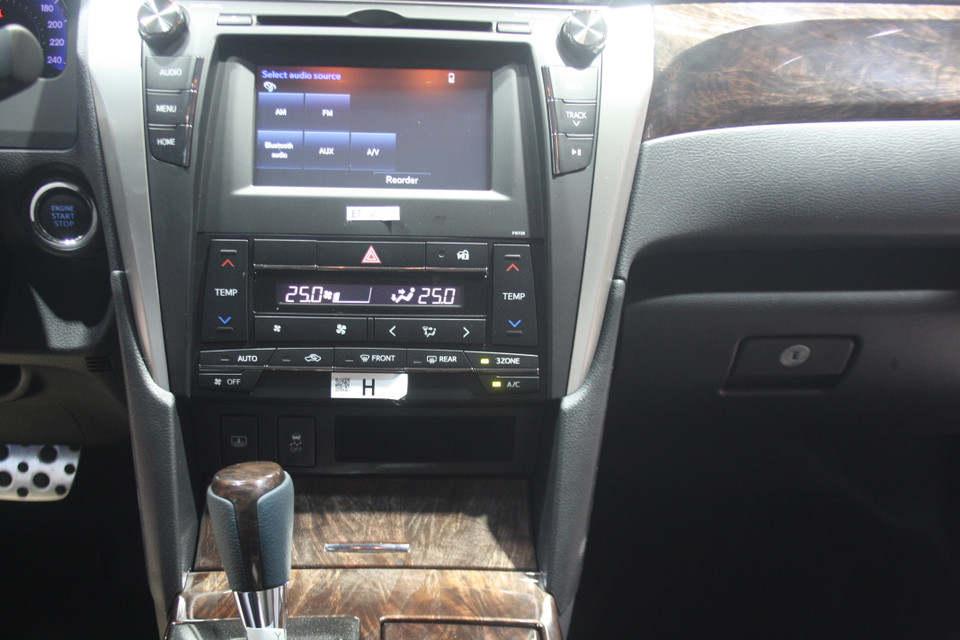 Các nút điều chỉnh hệ thống âm thanh, màn hỉnh hiển thị đa thông tin. (Ảnh: Việt Hùng/Vietnam+)