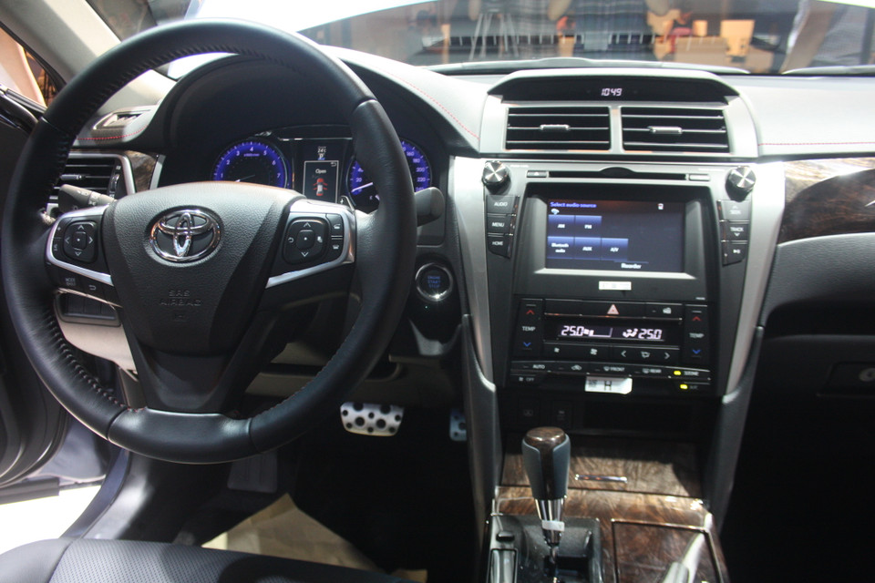 Tay lái bọc da cao cấp và bảng trung tâm hệ thống điều khiển. (Ảnh: Việt Hùng/Vietnam+)