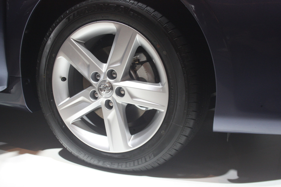 Mâm xe 5 chấu kiểu dáng hoàn toàn mới và góc cạnh tôn nét cá tính, đậm chất thể thao. (Ảnh: Việt Hùng/Vietnam+)