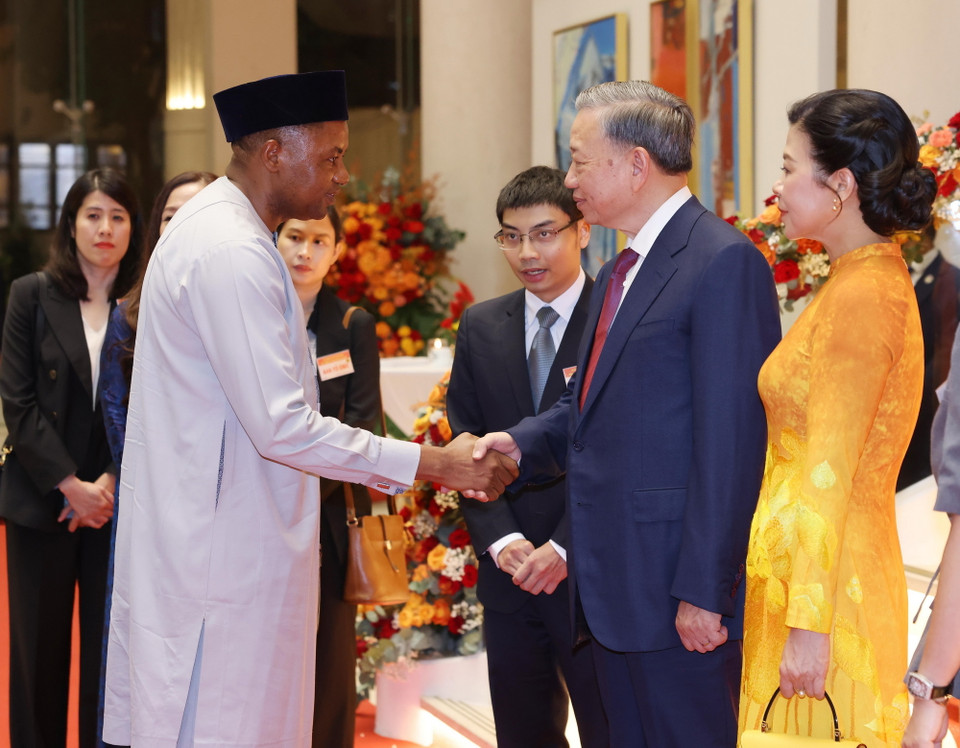 Tổng Bí thư, Chủ tịch nước Tô Lâm với các đại sứ, đại biện, trưởng đại diện các tổ chức quốc tế. (Ảnh: Lâm Khánh/TTXVN)