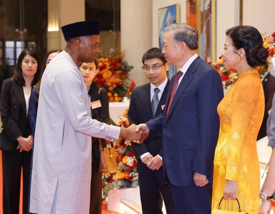 Tổng Bí thư, Chủ tịch nước Tô Lâm với các đại sứ, đại biện, trưởng đại diện các tổ chức quốc tế. (Ảnh: Lâm Khánh/TTXVN)