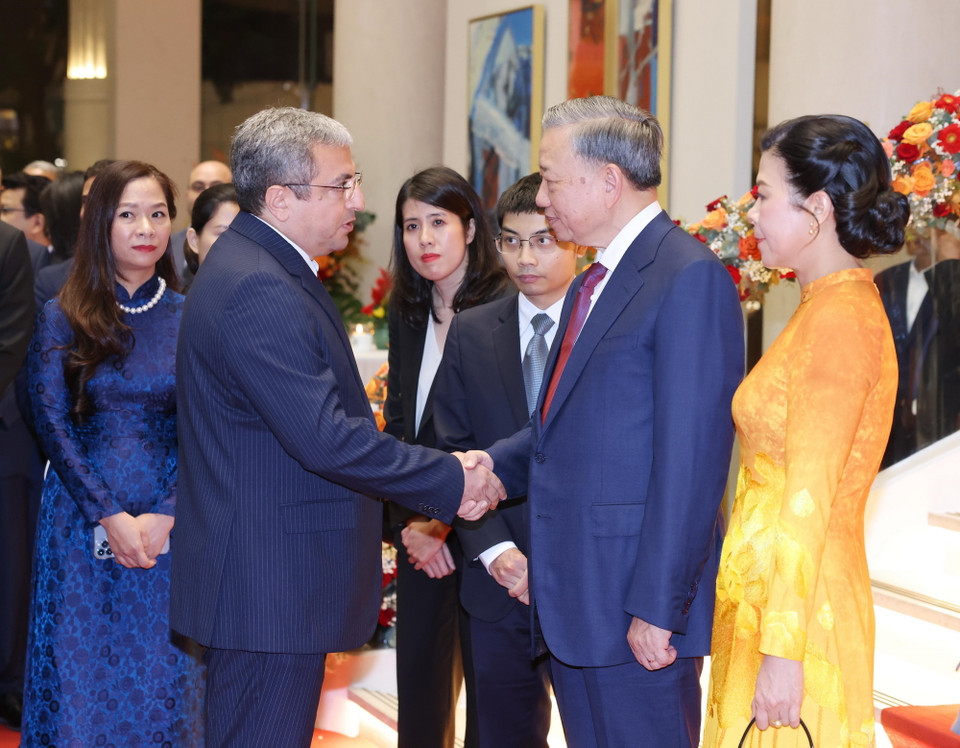 Tổng Bí thư, Chủ tịch nước Tô Lâm với các đại sứ, đại biện, trưởng đại diện các tổ chức quốc tế. (Ảnh: Lâm Khánh/TTXVN)