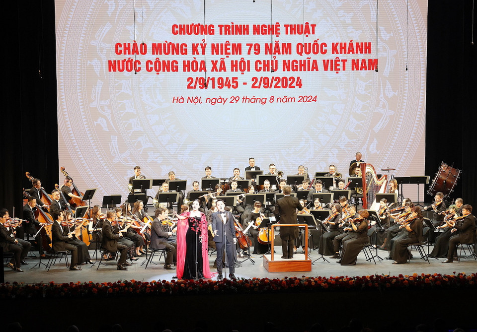 Chương trình văn nghệ chào mừng. (Ảnh: Lâm Khánh/TTXVN)