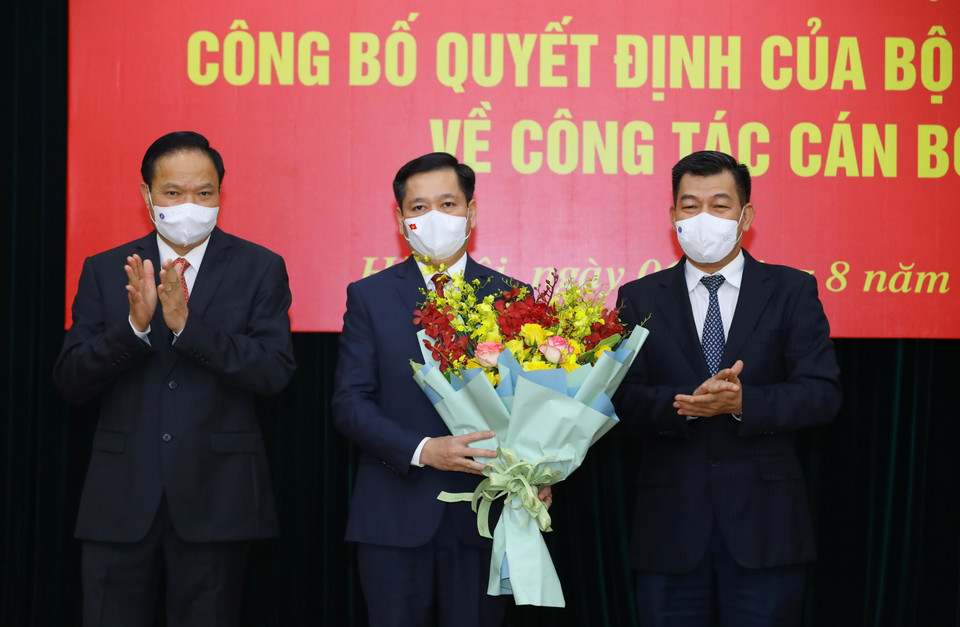 Thường trực Đảng ủy Khối Doanh nghiệp Trung ương tặng hoa chúc mừng đồng chí Nguyễn Long Hải trên cương vị mới. (Ảnh: Nguyễn Điệp/TTXVN)