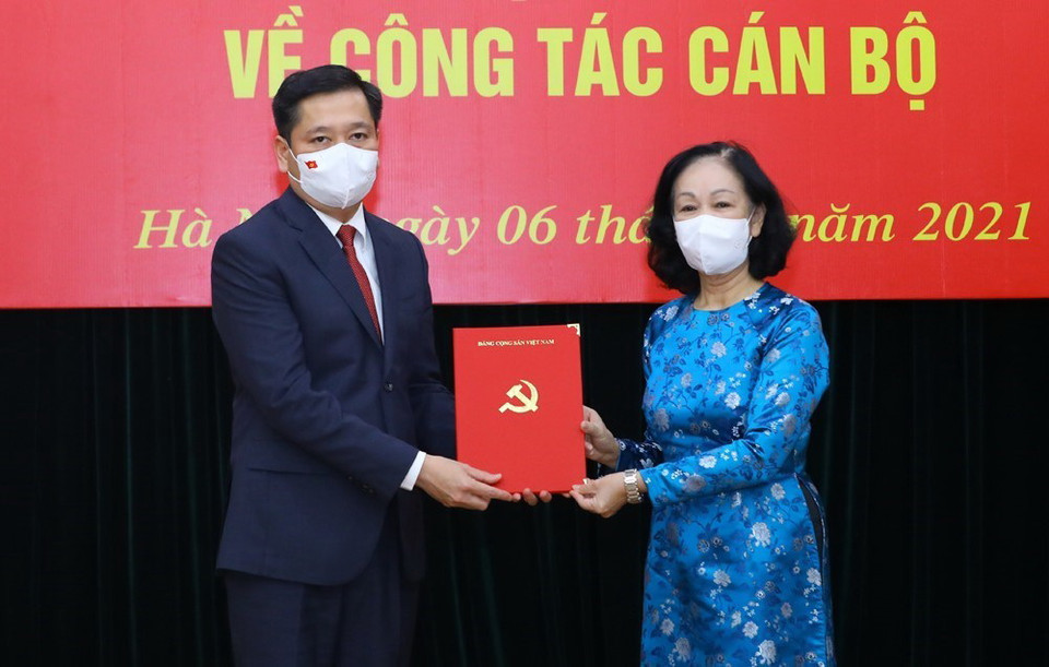Đồng chí Trương Thị Mai, Ủy viên Bộ chính trị, Bí thư Trung ương Đảng, Trưởng Ban Tổ chức Trung ương trao Quyết định cho Bí thư Đảng ủy Khối Doanh nghiệp Trung ương Nguyễn Long Hải. (Ảnh: Nguyễn Điệp/TTXVN)