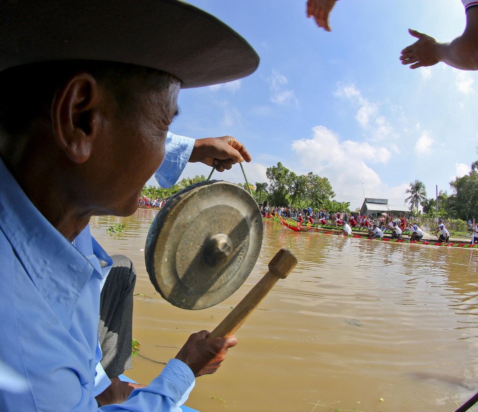 Cổ vũ cho đội đua. (Ảnh: Duy Khương/TTXVN)