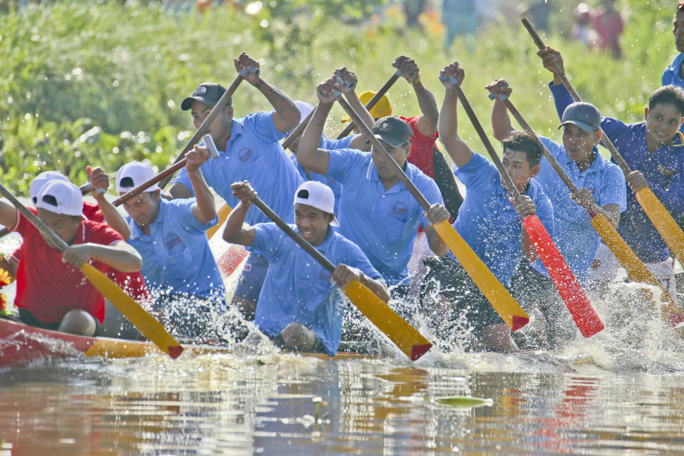 Nỗ lực trên đường đua. (Ảnh: Duy Khương/TTXVN)