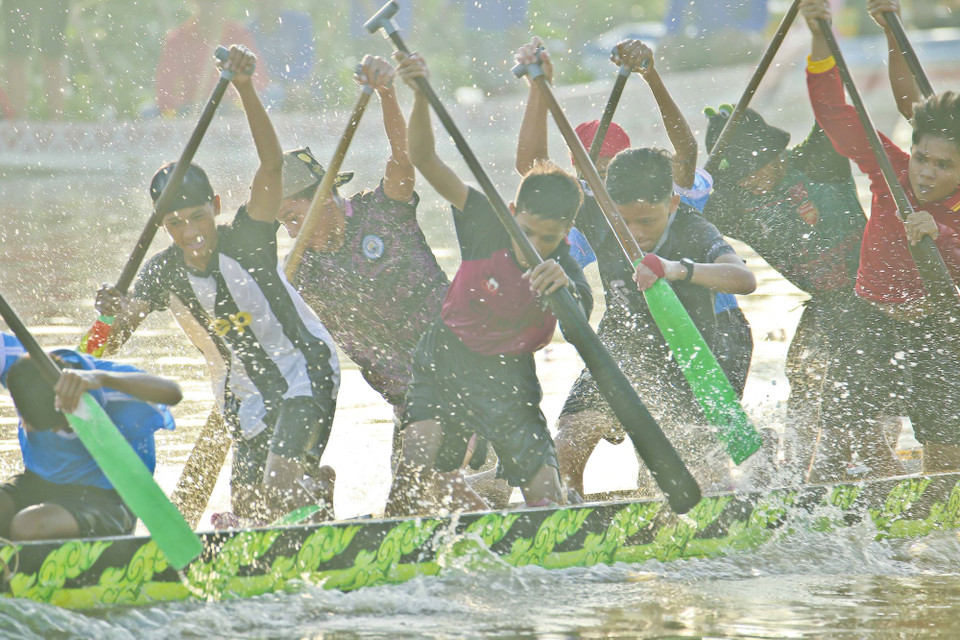 Quyết liệt trên đường đua. (Ảnh: Duy Khương/TTXVN)