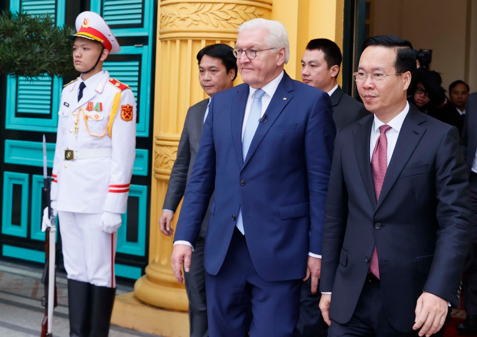 Chủ tịch nước Võ Văn Thưởng tiễn Tổng thống Đức Frank-Walter Steinmeier sau khi kết thúc hội đàm và gặp gỡ báo chí. (Ảnh: Thống Nhất/TTXVN)
